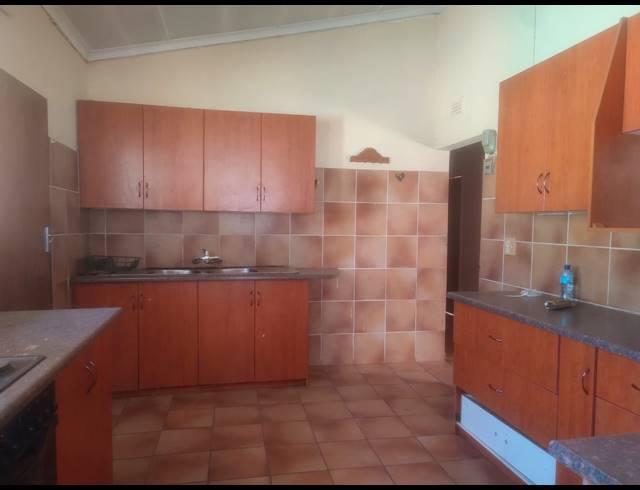 6 BEDROOM HOUSE FOR SALE IN ANNADALE